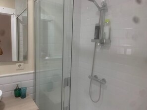 Dusche, Haartrockner, Bidet, Handtücher