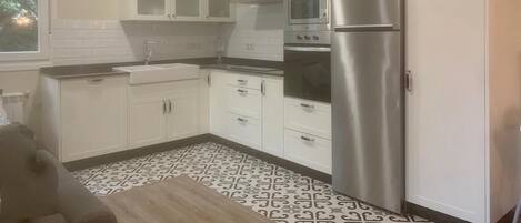 Réfrigérateur, four à micro-ondes, un four, surface de cuisson