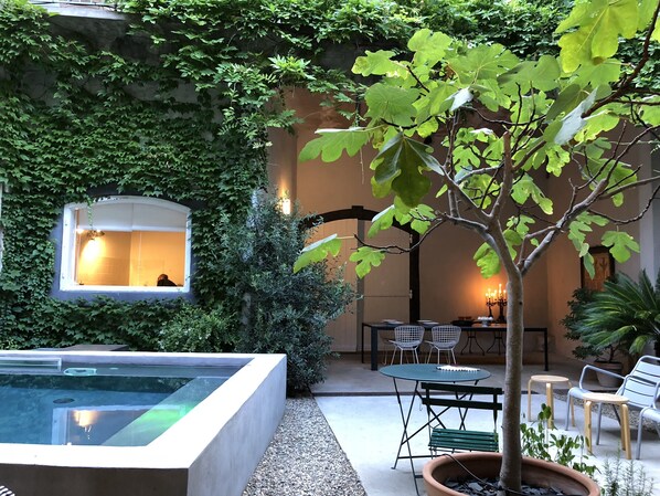 Outdoor pool, a heated pool - Exceptional residence and outbuilding with heated pool in the heart of town (Marseillan)