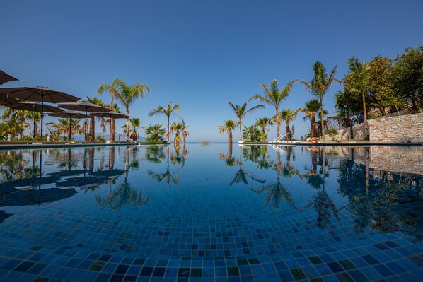 Seasonal outdoor pool - El Primero Hotel (Sarandë)
