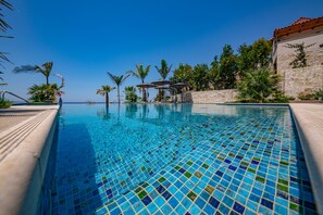 Una piscina al aire libre de temporada