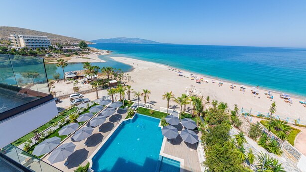 A resort with a pool, beach, and ocean view. - El Primero Hotel (Sarandë)