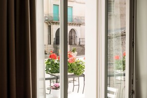 Junior Room | Premium bedding, down comforters, memory foam beds, minibar - Aurà - Guest House Iblea (Ragusa)