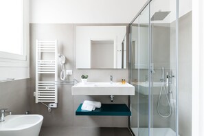 Junior-Zimmer | Badezimmer | Dusche, Regendusche, kostenlose Toilettenartikel, Haartrockner