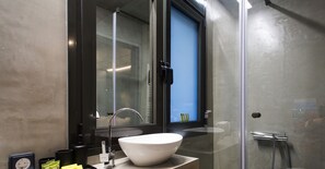 Studio | Bathroom | Shower, free toiletries, hair dryer, towels