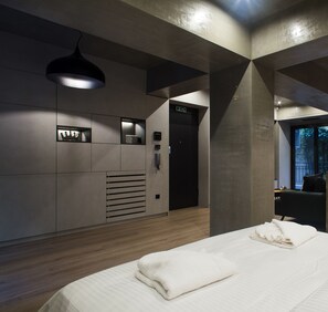 Laptop workspace, iron/ironing board, free WiFi, bed sheets - Urban Luxury homm Studio in Piraeus (Piraeus)