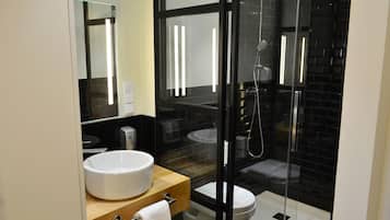 Een douche, handdoeken
