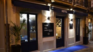 Entrada de un hotel con un cartel que indica 'Hotel Alda Galeria Coruna'.