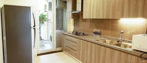 Kylskåp, mikrovågsugn och grytor/köksredskap