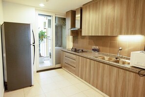 Fridge, microwave, cookware/dishes/utensils - Comfortable (Hung Yen)