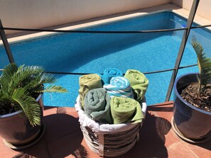 Outdoor pool - Beautiful apartment, garden and swimming pool, 20km from Barcelona, suitable for pets (Vallirana)