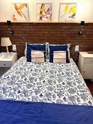 2 bedrooms, travel cot, free WiFi, bed sheets