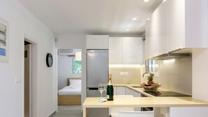 Private kitchen - Radiant homm Vouliagmeni Apartment 4ppl (Vari-Voula-Vouliagmeni)