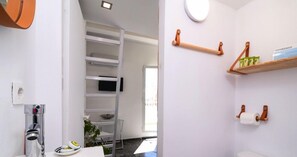 Studio | Bathroom | Shower, free toiletries, hair dryer, towels - 30m² homm Apartment in the center of Athens (Athens)