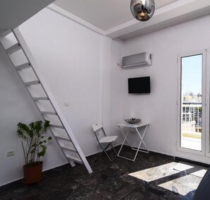 Studio | Living area | 20-inch flat-screen TV with cable channels, Smart TV - 30m² homm Apartment in the center of Athens (Athens)