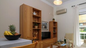 Appartement, 1 slaapkamer | Woonruimte | Een 20-inch flatscreentelevisie met kabelzenders en smart-tv
