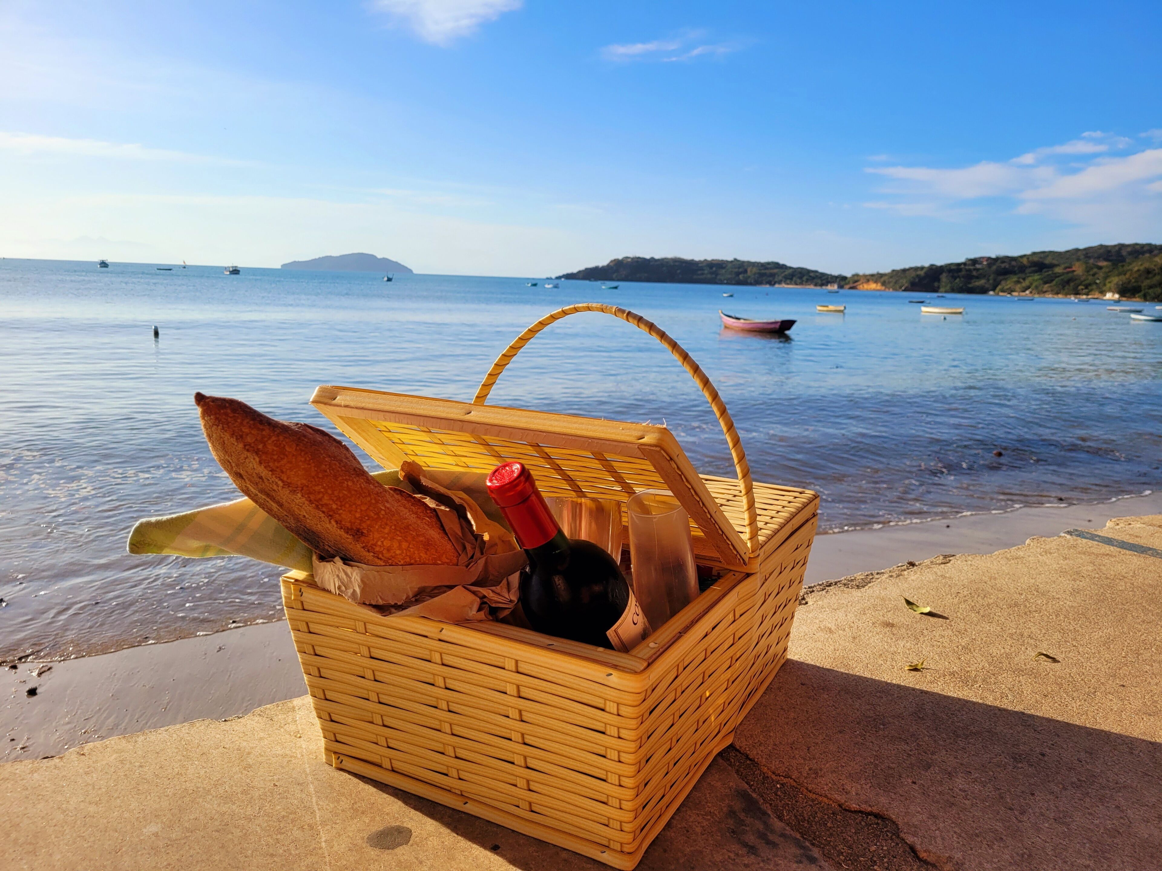 Ranta lähistöllä, aurinkotuoleja