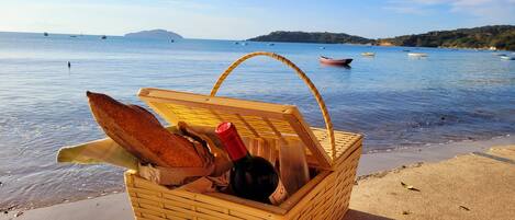 Ranta lähistöllä, aurinkotuoleja