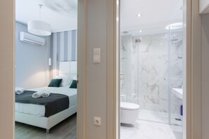Departamento, 1 habitación | Baño | Regadera, amenidades de baño gratuitas, secadora de cabello, toallas 