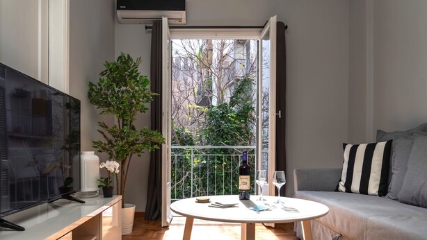 Apartament, 2 dormitoris | Sala d'estar | Televisor de pantalla plana de 20 polzades amb canals per cable 