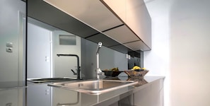 Apartamento, 2 quartos | Cozinha privada | Geladeira, fogão, cooktop, cafeteira/chaleira