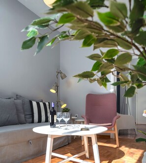 Appartement, 2 chambres | Aire de séjour | Téléviseur à écran plat de 20 po avec télévision par câble