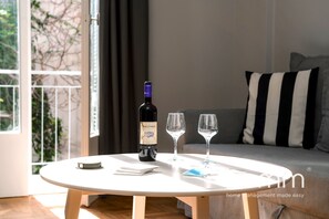 Appartement, 2 chambres | Aire de séjour | Téléviseur à écran plat de 20 po avec télévision par câble