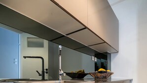 Apartament, 2 dormitoris | Cuina privada | Cafetera i tetera, frigorífic, forn i placa de cuina 