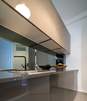 Apartamento, 2 quartos | Cozinha privada | Geladeira, fogão, cooktop, cafeteira/chaleira