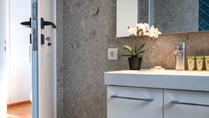 Apartament, 2 dormitoris | Bany | Dutxa, articles de tocador gratuïts, assecador de cabells i tovalloles 