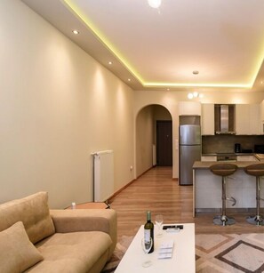 公寓, 1 间卧室 | 起居区 | 20-英寸纯平电视 （配备有线频道）、智能电视