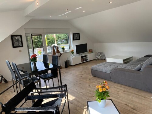 Schicke kinderfreundliche Wohnung in Köln Pulheim mit Balkon, Grill, Spielplatz 