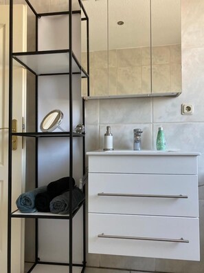 Badewanne, Haartrockner, Handtücher