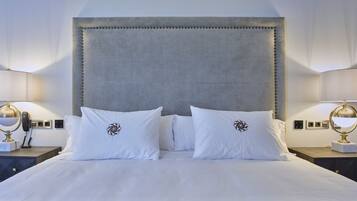 Superior tweepersoonskamer (Ansares Suite) | Luxe beddengoed, donzen dekbedden, een minibar, een kluis op de kamer