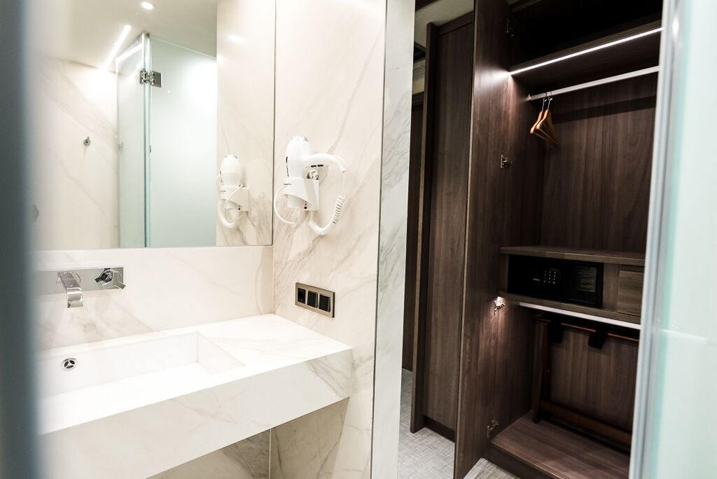 classic twin room (ansares) | bathroom | shower, rainfall showerhead, free toiletries, hair dryer