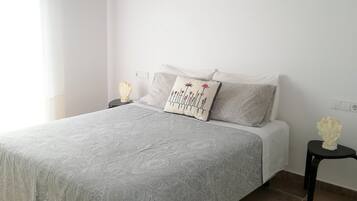 3 chambres, bureau, fer et planche Ă repasser, lit parapluie