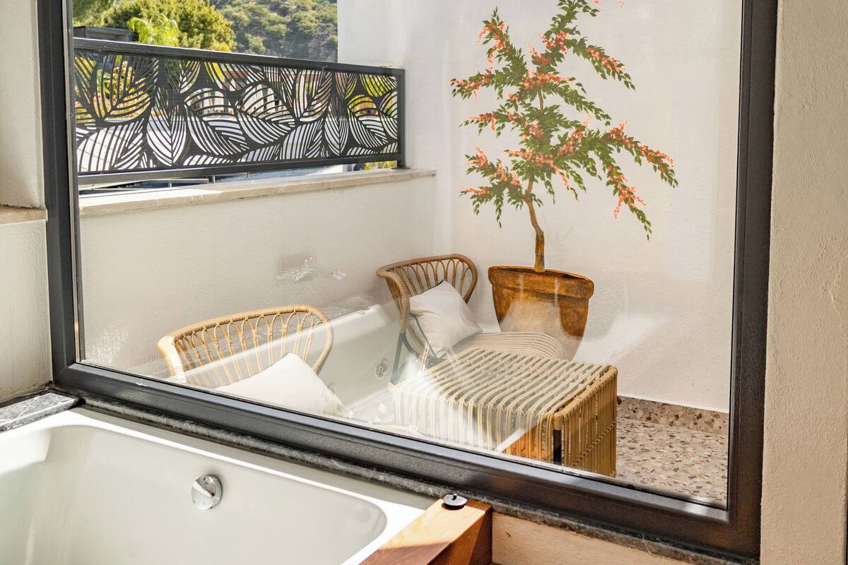 Honeymoon Room | มินิบาร์, ตู้นิรภัยในห้องพัก, พื้นที่ทำงานแบบใช้แล็ปท็อป, ผ้าม่านกันแสง