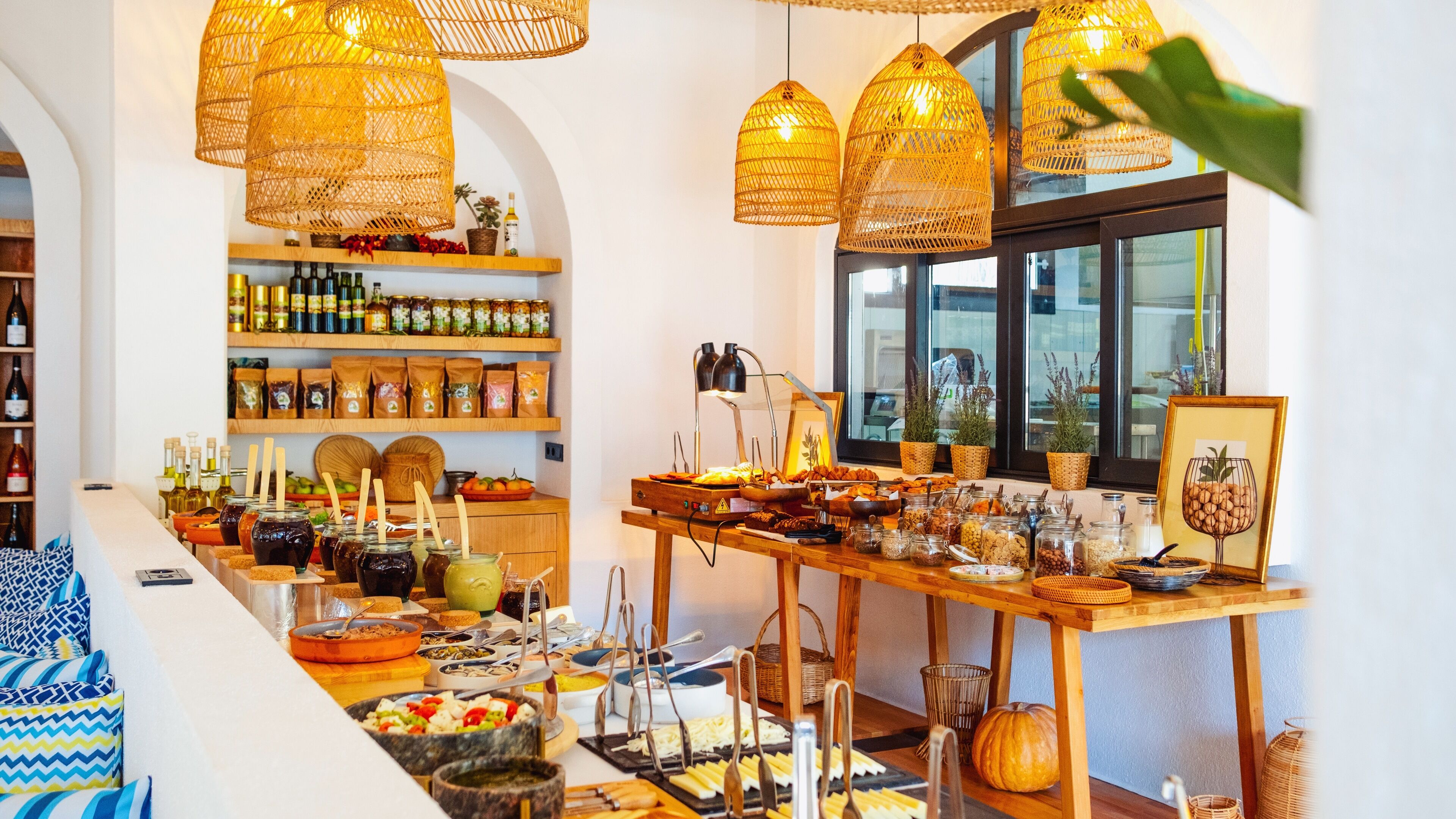 Een buffet met diverse soorten eten en een wijnkeuze.