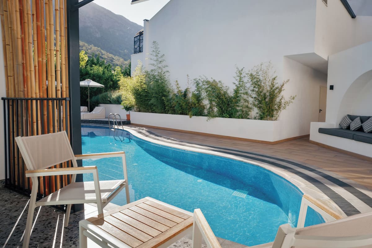 Swim-Up Room Sharing Pool | 1 bedroom, minibar, in-room safe, individually decorated