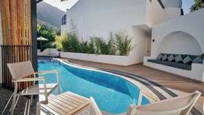 Swim-Up Room Sharing Pool | Minibar, safe på rommet, individuelt dekorert og individuelt innredet
