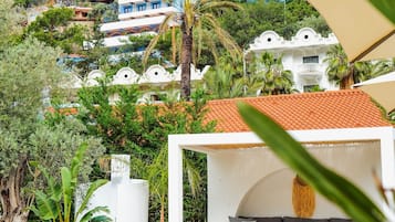 Ulkouima-allas avoinna 10.00–18.00, aurinkovarjoja, aurinkotuoleja