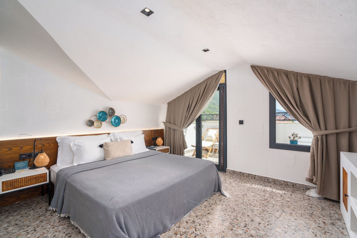 Honeymoon Room | 1 bedroom, minibar, in-room safe, individually decorated