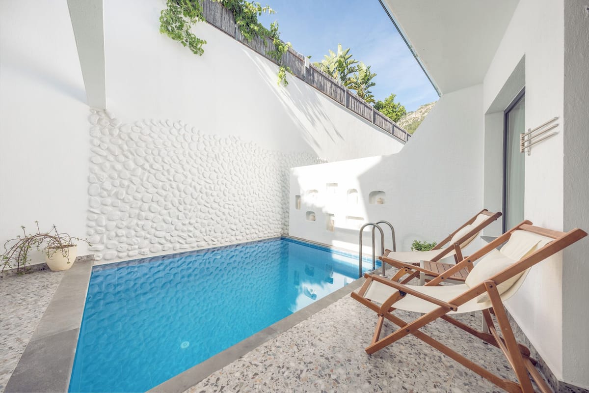 Swim-Up Suite | 1 bedroom, minibar, in-room safe, individually decorated