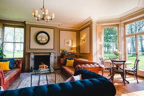 Smart TV, fireplace, table tennis, books - Dorset Rural Country Retreat, 6 Acres, Hot Tub, Sleeps 20,  near Jurassic Coast (Winterborne Kingston)