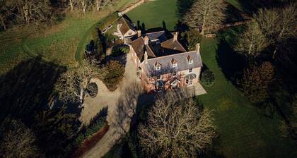 Dorset Rural Country Retreat, 6 Acres, Hot Tub, Sleeps 20, near Jurassic Coast