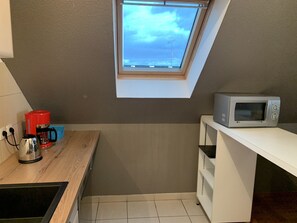 冷蔵庫、電子レンジ、オーブン、コンロ