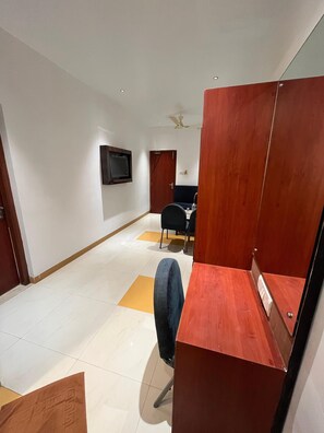ห้องแฟมิลี่ | โต๊ะทำงาน, ห้องเก็บเส ียง