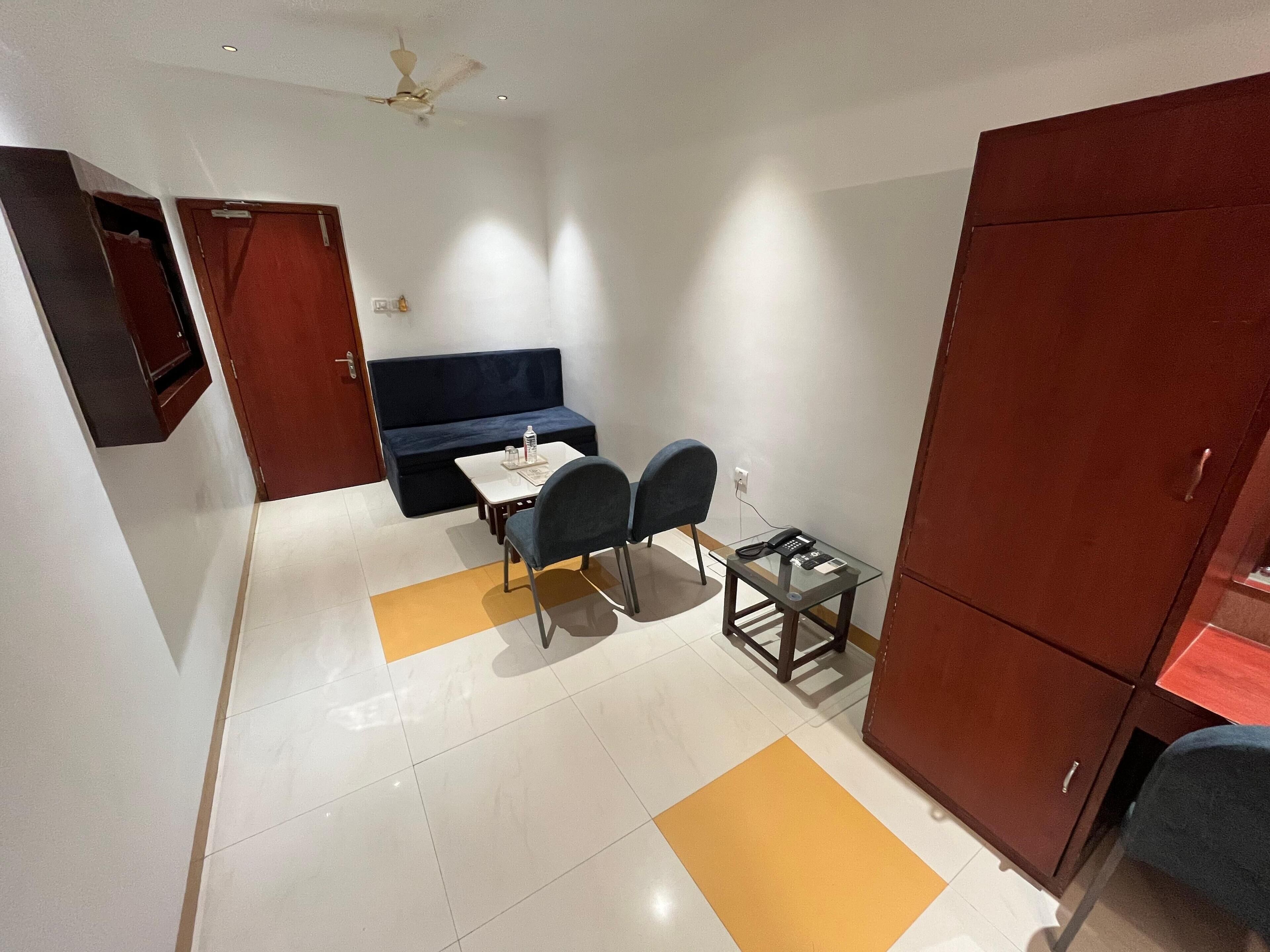 Family Room | Desk, soundproofing