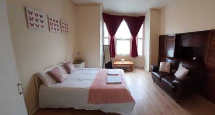 One bed flat in listed Georgian building