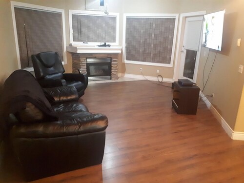 Deluxe 2 Bedroom 2 Bath Apartment and Den  with Gym
